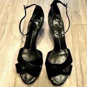 Kitten heel slingback sandals in black